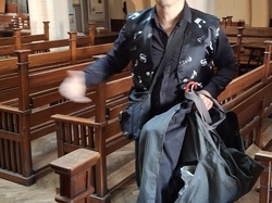 Concert au temple : le chef et le groupe se préparent