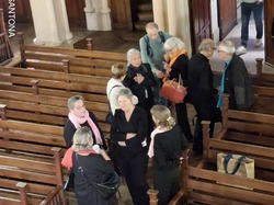 Concert au temple : le chef et le groupe se préparent